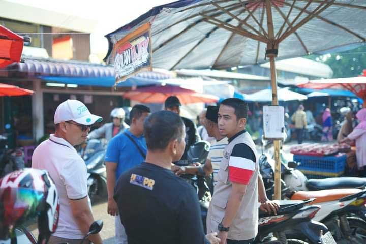 Wakil Wali Kota Solok, Ramadhani Kirana Putra tinjau pasar raya yang dikeluhkan warga karena sering banjir. (kominfo)