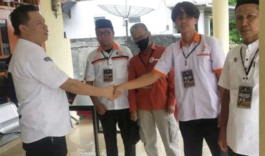 Rombongan partai disambut di KPU