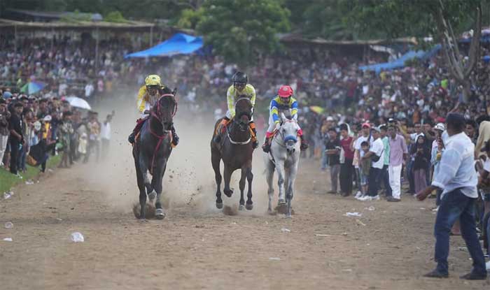 Kuda berpacu dalam alek nagari Pacu Kuda Tanah Datar Wirabraja Open Race dan Tradisional 2023 yang digelar selama dua hari di gelanggang Dang Tuanku Bukit Gombak. (prokopim)