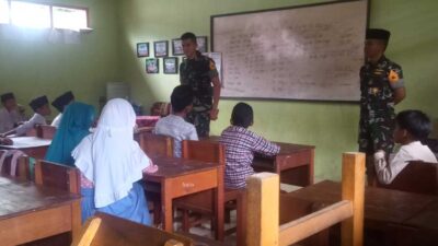 Peserta Latsitarda Nusantara XLIII/2023 melaksanakan  program Elang Mengaji dengan membantu mengajar anak-anak MDTA An Nur di Jorong Tanjung Alai, Nagari Pauh,  Kecamatan Lubuk Sikaping, Senin (29/5/2023).