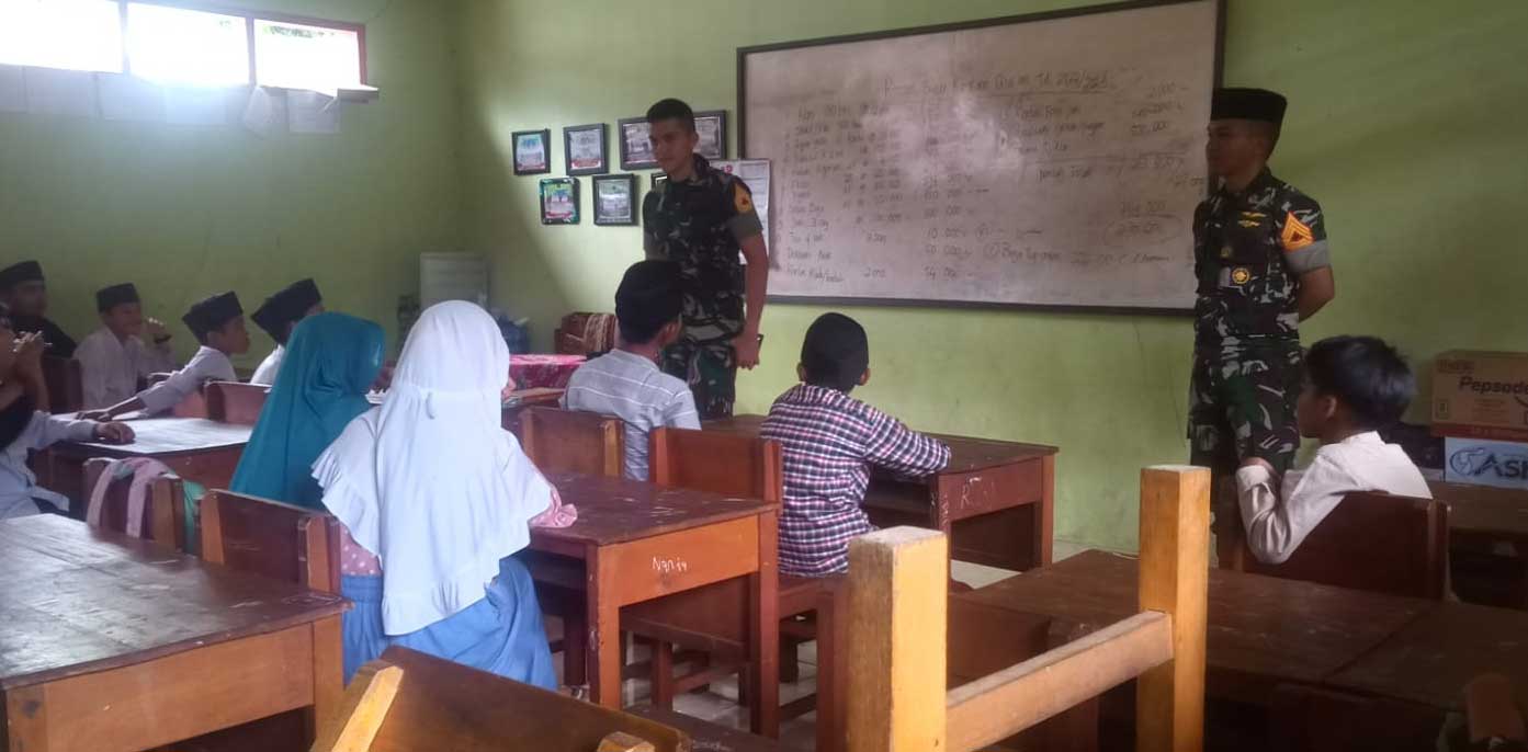 Peserta Latsitarda Nusantara XLIII/2023 melaksanakan  program Elang Mengaji dengan membantu mengajar anak-anak MDTA An Nur di Jorong Tanjung Alai, Nagari Pauh,  Kecamatan Lubuk Sikaping, Senin (29/5/2023).