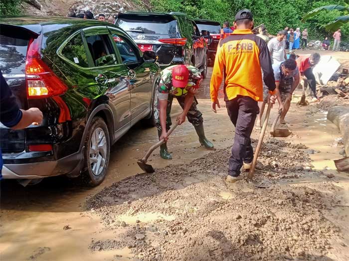 Petugas bersihkan material longsor