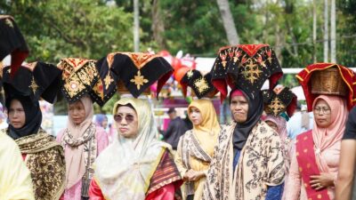 Kaum ibu bawa jamba di Nagari Minangkabau. (prokopim setda tanah datar)