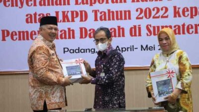 Wali Kota Zul Elfian terima opini WTP dari Kepala BPK Sumbar