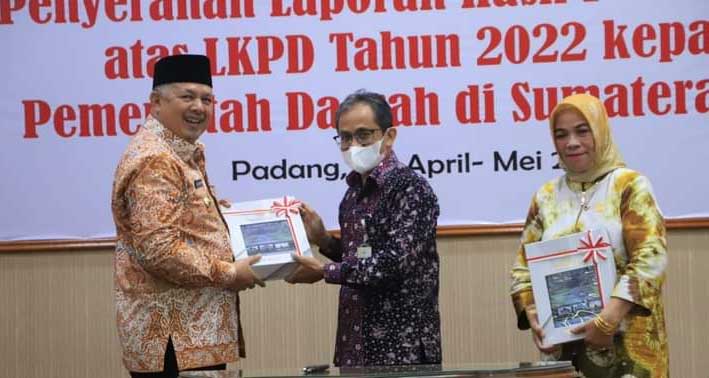 Wali Kota Zul Elfian terima opini WTP dari Kepala BPK Sumbar