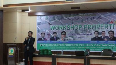 Narasumber beri pemaparan dalam workshop.