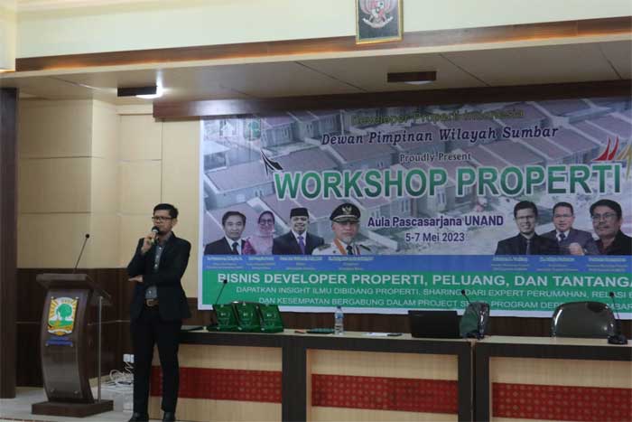 Narasumber beri pemaparan dalam workshop.