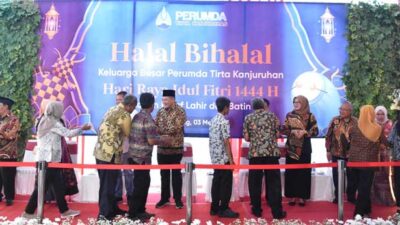 Saling berjabat tangan di halal bihalal keluarga besar Perumda Tirta Kanjuruhan