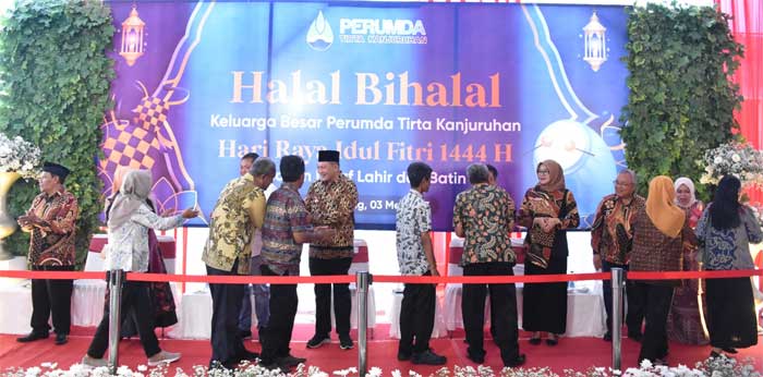 Saling berjabat tangan di halal bihalal keluarga besar Perumda Tirta Kanjuruhan