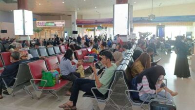 Penumpang pesawat di ruang tunggu Bandar Udara Sultan Syarif Kasim II (Bandara SSK II) Pekanbaru. (riau.go.id)