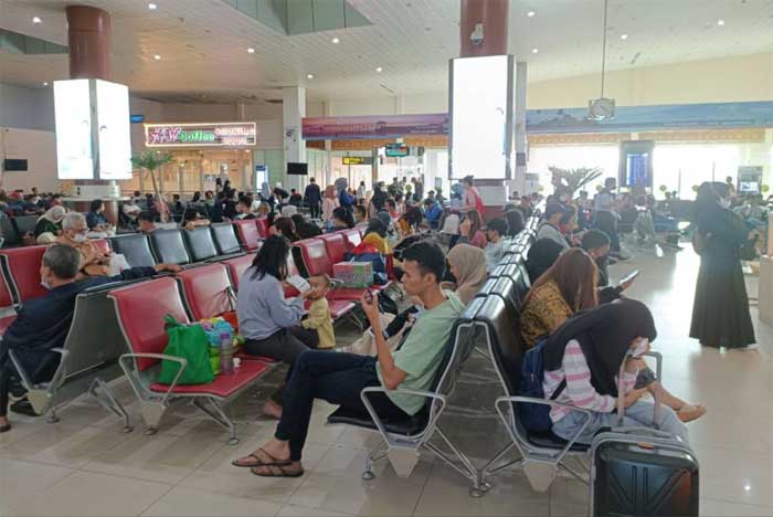 Penumpang pesawat di ruang tunggu Bandar Udara Sultan Syarif Kasim II (Bandara SSK II) Pekanbaru. (riau.go.id)