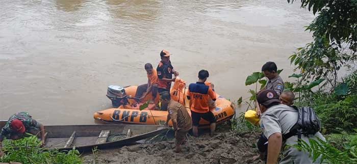 Petugas mencari korban yang diduga bunuh diri dengan menggunakan perahu karet