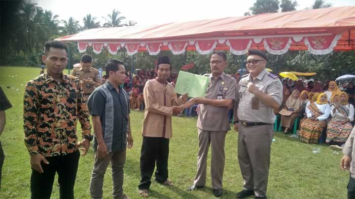 Bupati Agus Istiqlal serahkan sertifikat pada masyarakat