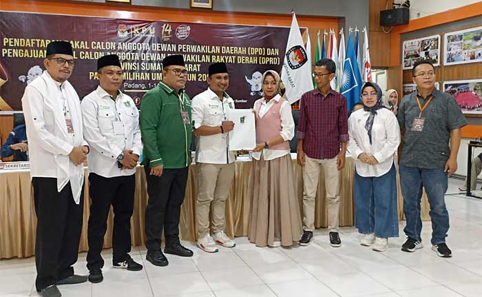 Pengurus Partai Kebangkitan Bangsa (PKB) serahkan daftar bacaleg ke KPU Sumbar.