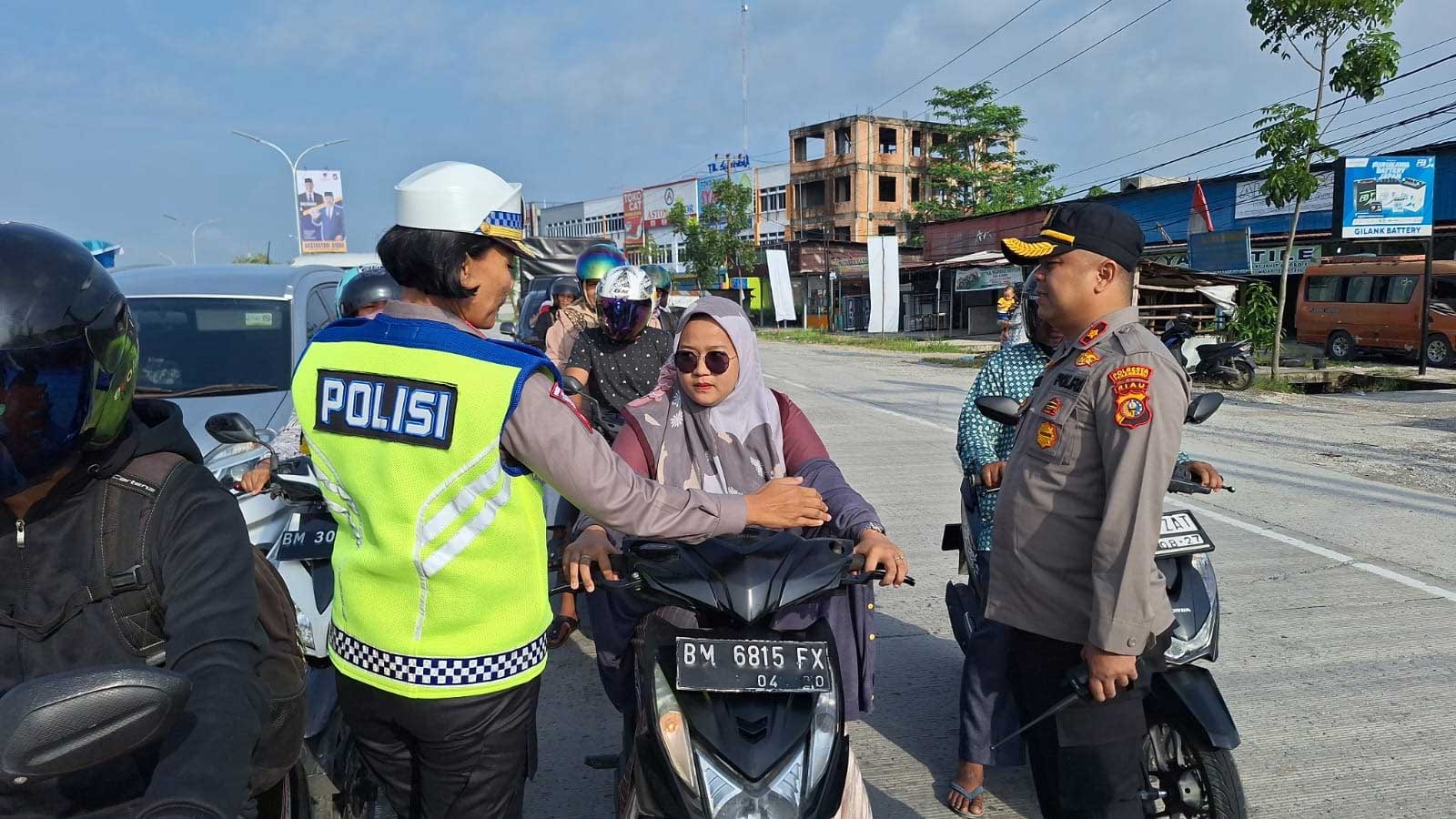 Petugas edukasi warga tentang aturan dan keselamatan berkendara. (riau.go.id)