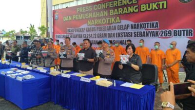 Wakapolda Riau pimpin jumpa pers dan pemusnahan barang bukti kasus narkoba.