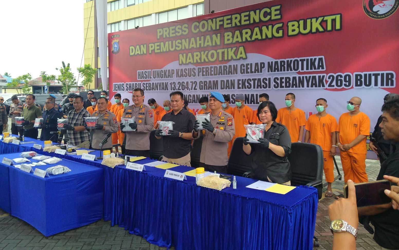 Wakapolda Riau pimpin jumpa pers dan pemusnahan barang bukti kasus narkoba.