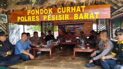 Kapolres Pesisir Barat silaturahim dengan jajaran pers