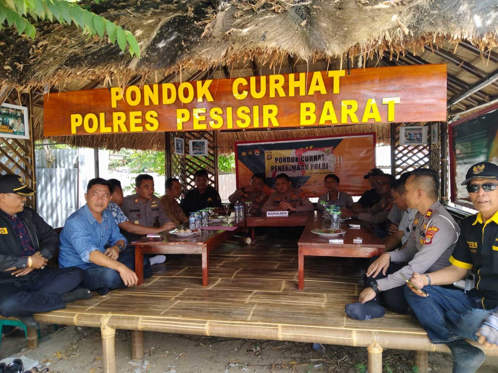 Kapolres Pesisir Barat silaturahim dengan jajaran pers