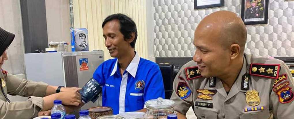 Aspon Dedi diperiksa tim medis.