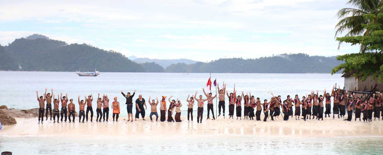Anggota pramuka dan pembimbing foto bersama di sela pendidikan