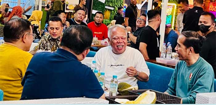 Presiden Joko Widodo merayakan kemenangan timnas sepak bola Indonesia pada laga final SEA Games Kamboja dengan makan durian di Si Bolang Durian, Kota Medan, Sumatra Utara, Selasa (16/5/2023). BPMI Setpres