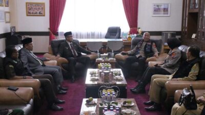 Pertemuan wali kota dan tim dari provinsi