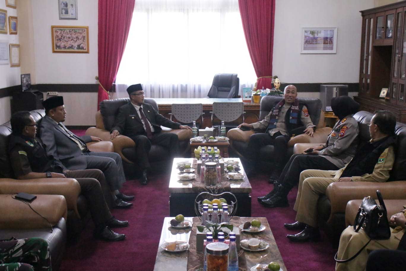 Pertemuan wali kota dan tim dari provinsi