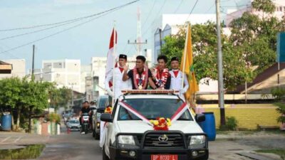 Dua atlet diarak dan disambut meriah oleh masyarakat Lingga. (kominfo)