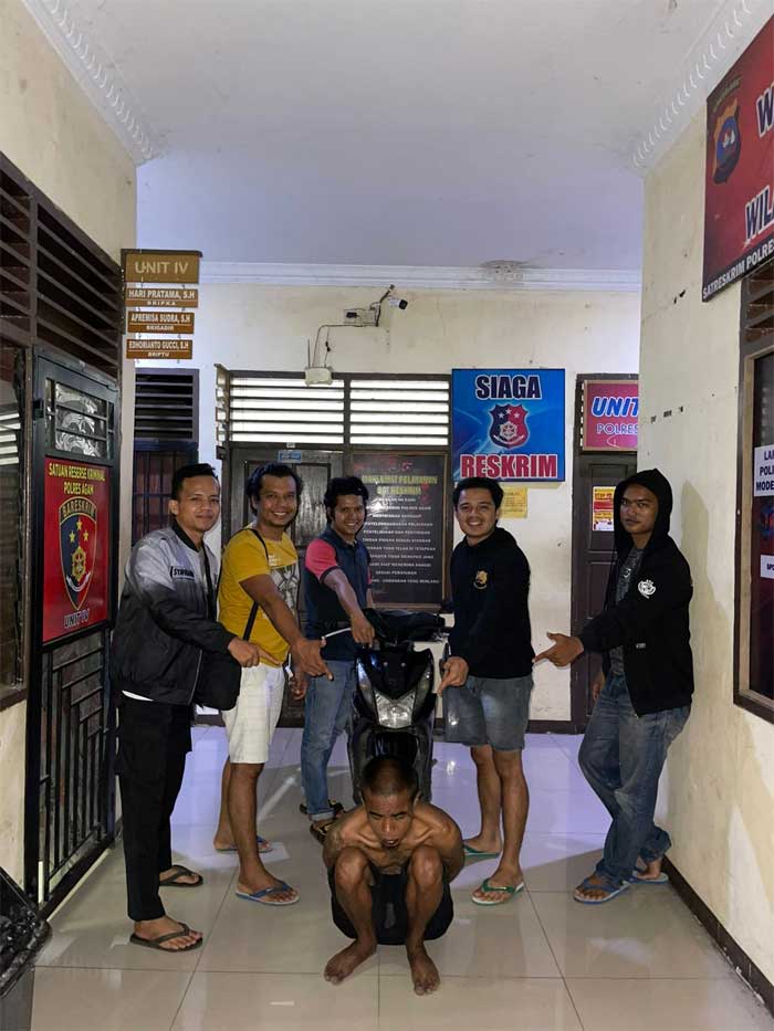 Polisi tunjukkan barang bukti dan terduga pelaku curanmor. (tribratanews)