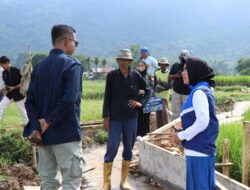 Temui Petani, Anggota DPR Ini Selalu Kenakan Sendal Jepit Favoritnya