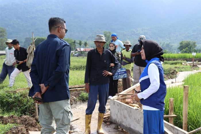 Rezka Oktoberia dialog dengan petani