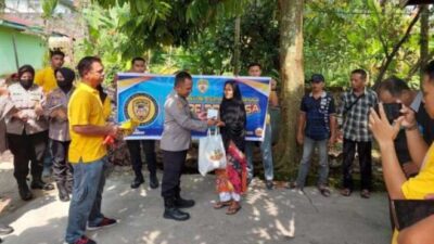 Penyerahan bantuan sembako pada warga kurang mampu.