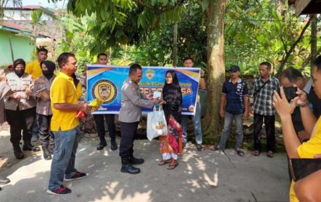 Penyerahan bantuan sembako pada warga kurang mampu.