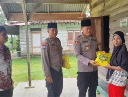 Polsek Sungai Rumbai Bagikan Sembako pada Warga Kurang Mampu