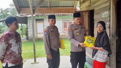 Penyerahan sembako pada warga