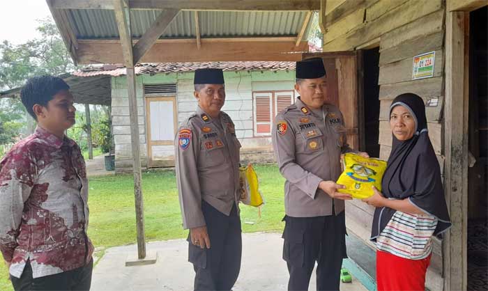 Penyerahan sembako pada warga