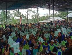 Menteri ATR/BPN Serahkan Sertipikat Redistribusi Tanah, Warga Desa Sodongbasari Bahagia