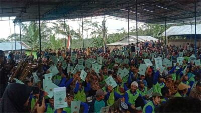 Warga perlihatkan sertipikat tanah yang diberikan pemerintah