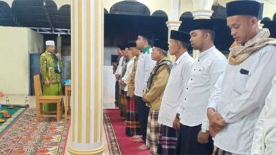 PELANTIKAN-Ketua Tanfidziyah Padang Pariaman, Zainal Tuanku Mudo saat melantik pengurus LDNU Padang Pariaman dan MWCNU Kecamatan Sintuak Toboh Gadang, Minggu (30/4/2023) malam di Pesantren Jamiatul Mukminin, Sintuk, Kecamatan Sintoga.