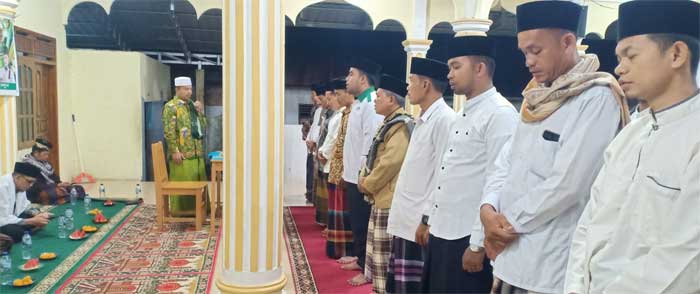 PELANTIKAN-Ketua Tanfidziyah Padang Pariaman, Zainal Tuanku Mudo saat melantik pengurus LDNU Padang Pariaman dan MWCNU Kecamatan Sintuak Toboh Gadang, Minggu (30/4/2023) malam di Pesantren Jamiatul Mukminin, Sintuk, Kecamatan Sintoga.