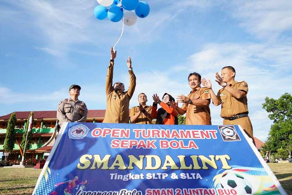 Pembukaan turnamen sepakbola ditandai dengan pelepasan balon. (prokopim)