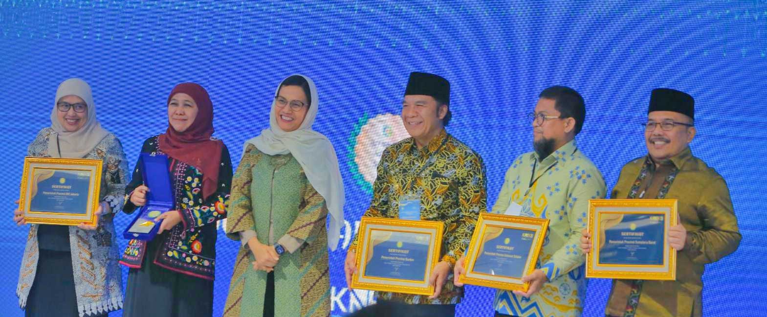 Menteri Keuangan Sri Mulyani foto bersama dengan pejabat daerah yang menerima penghargaan