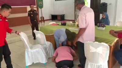 Diselesaikan dengan Restorative Justice, Pelaku Percobaan Pencurian di Dharmasraya Sujud Syukur