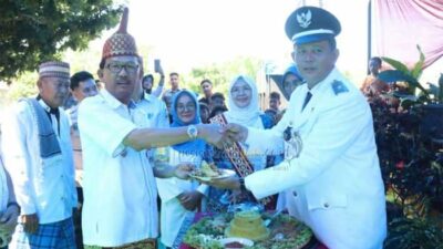 Pemotongan tumpeng warnai hari jadi Pekon Sukajadi