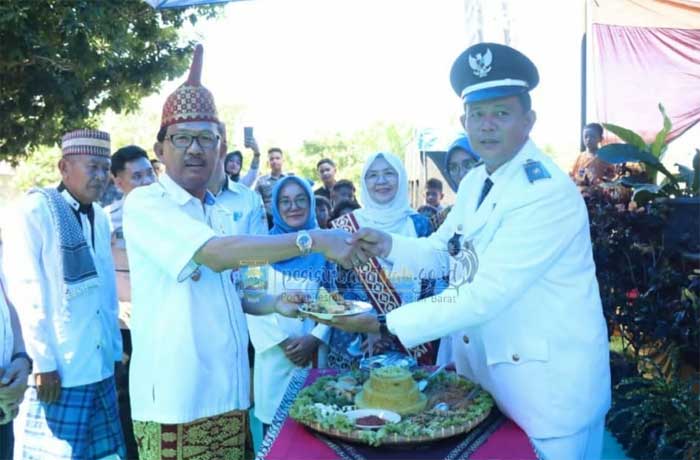Pemotongan tumpeng warnai hari jadi Pekon Sukajadi