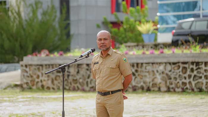 Asisten I berikan amanat dalam apel