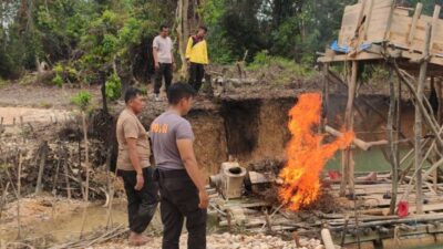 Tambang Emas Ilegal Marak di Kuansing, Enam Rakit Dompeng Dibakar Polisi