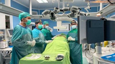 Tim medis sedang bekerja tangani kasus buerger disease. (riau.go.id)