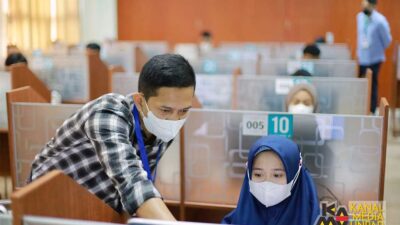 Pengawas memberikan arahan kepada peserta saat pelaksanaan sesi latihan UTBK-SBMPTN 2022 sebelum ujian dimulai di Gedung Fakultas Farmasi Unpad, Jatinangor, Kamis (19/5/2022). (Dadan Triawan)